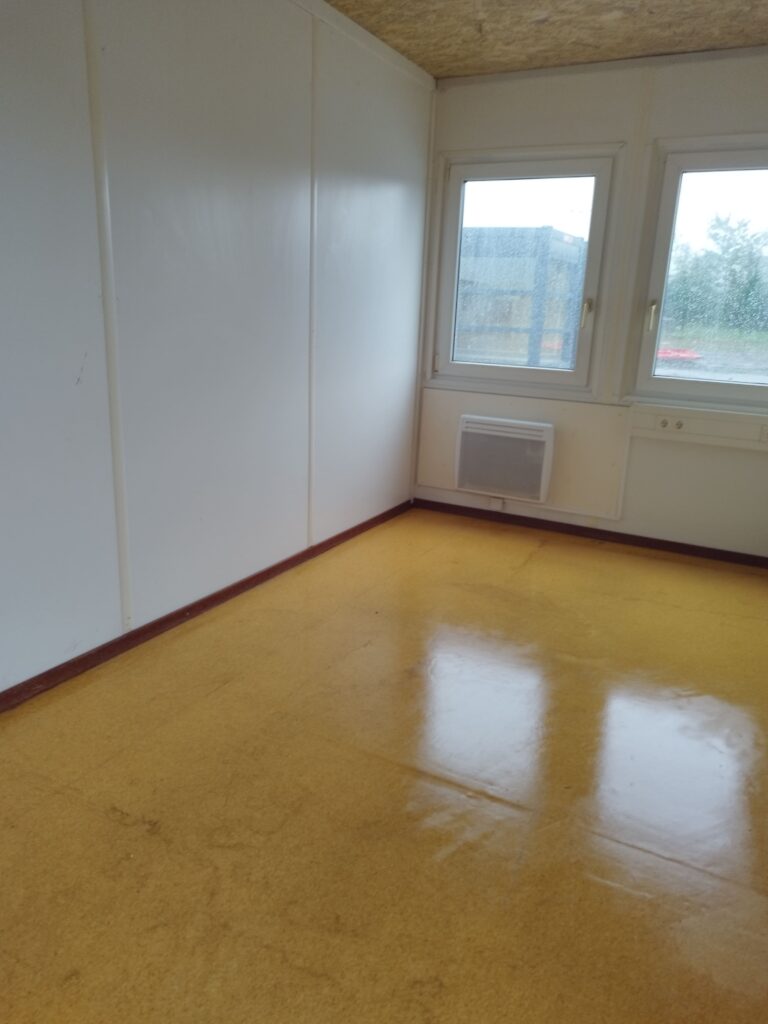 Contenedor Modular Oficina de 20 Pies – 2 Ventanas + WC