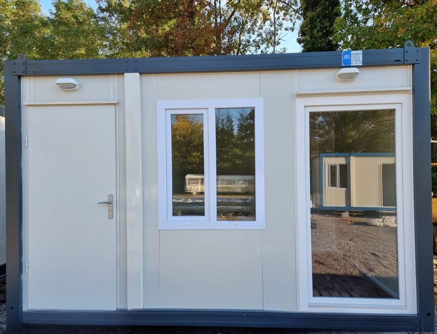 Contenedor Sanitario 3×4 m – Doble Puerta y Ventana Central